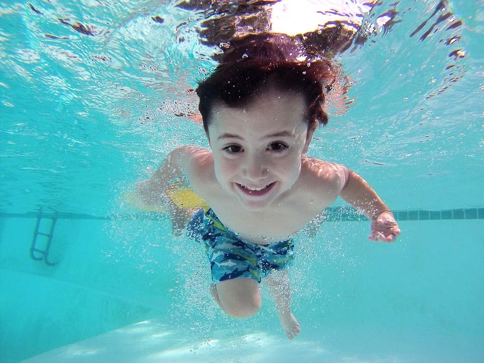 Protege a los más pequeños de caídas en la piscina con las vallas